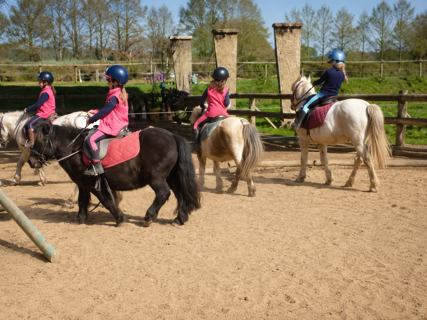 Enfants en cours d’équitation au Poney Club Équi-libre à Renac