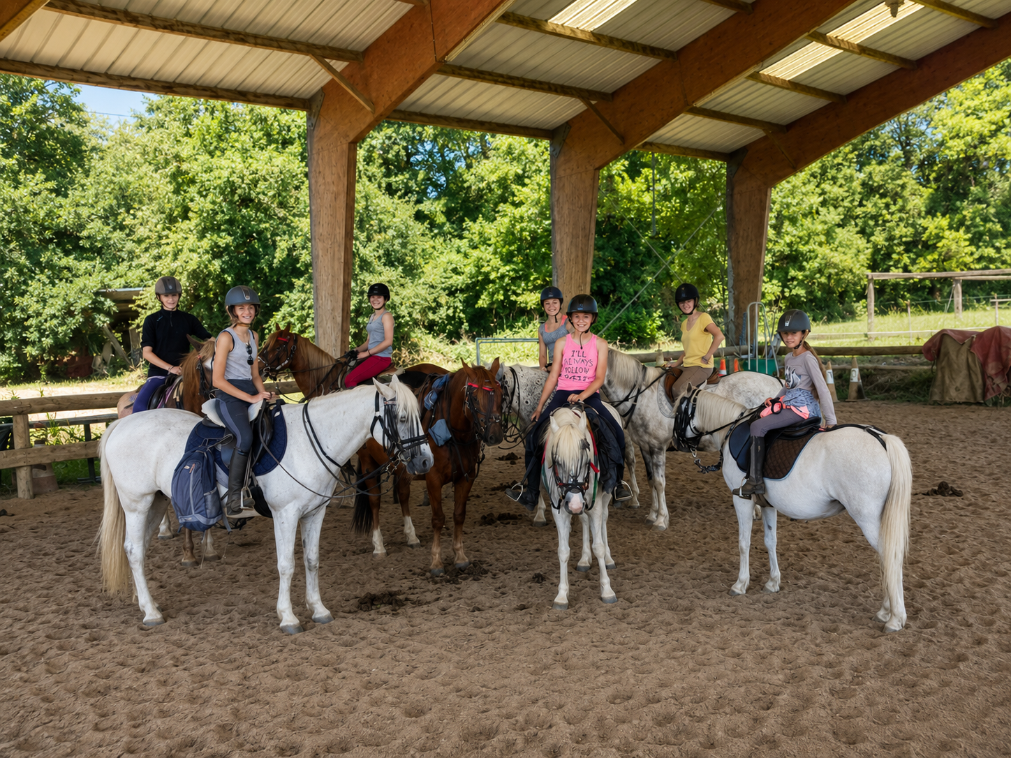 Enfant au contact d’un cheval au Poney Club Équi-libre à Renac